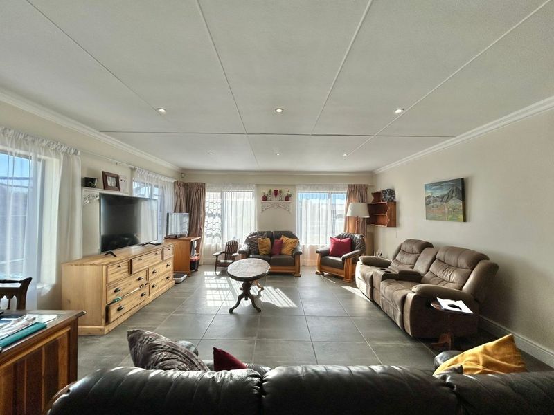 Charming 3 bed home in Fountains Estate Jeffreys Bay - Photo 4