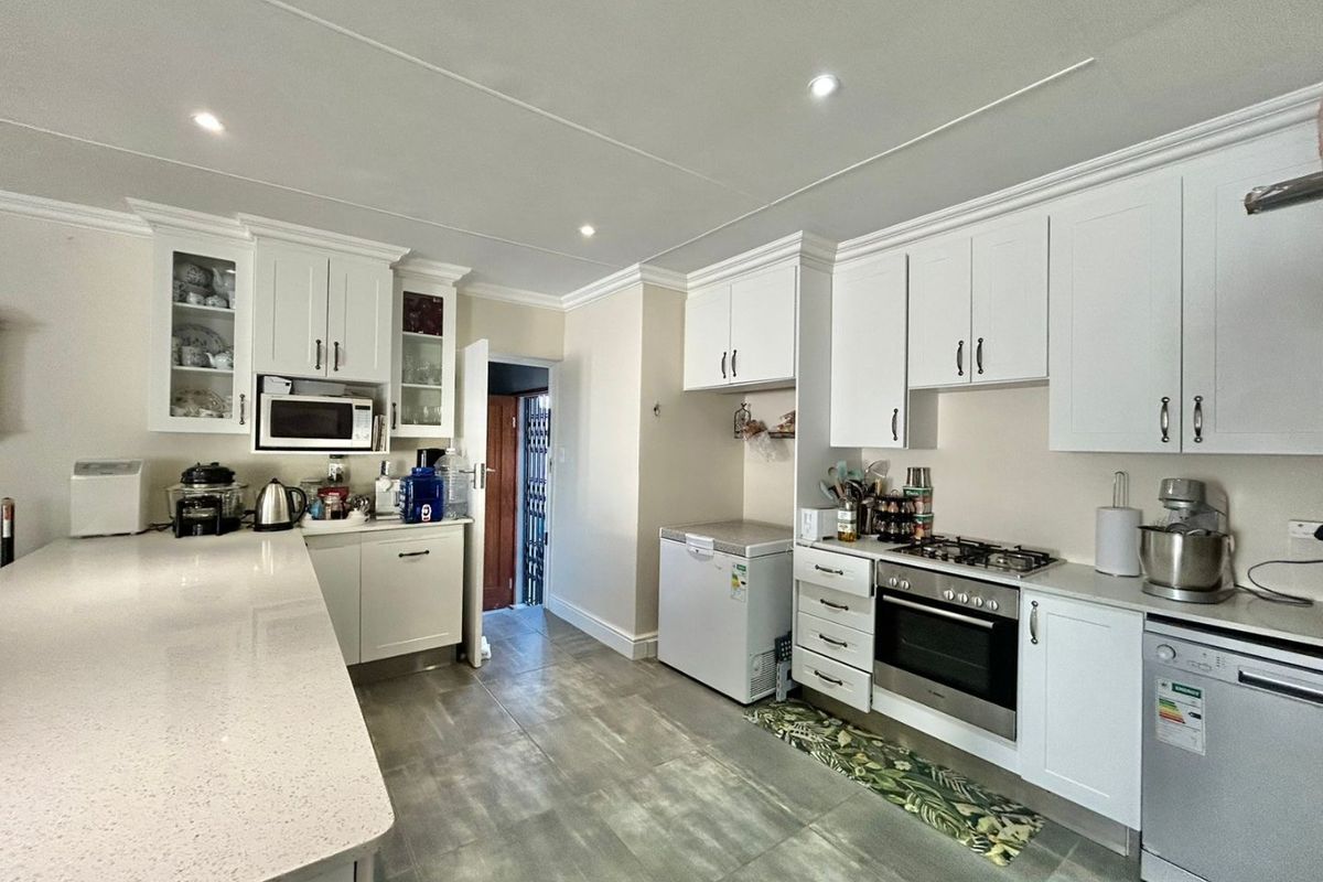 Charming 3 bed home in Fountains Estate Jeffreys Bay - Photo 2