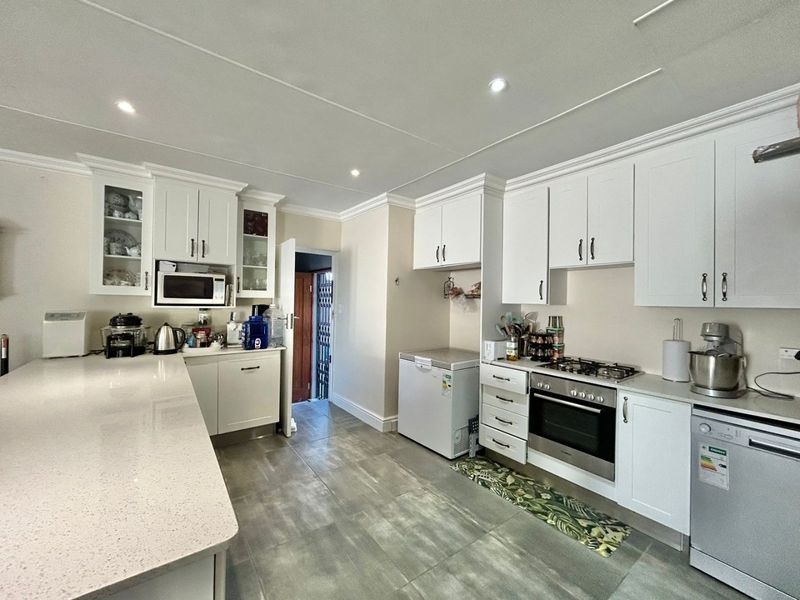 Charming 3 bed home in Fountains Estate Jeffreys Bay - Photo 2