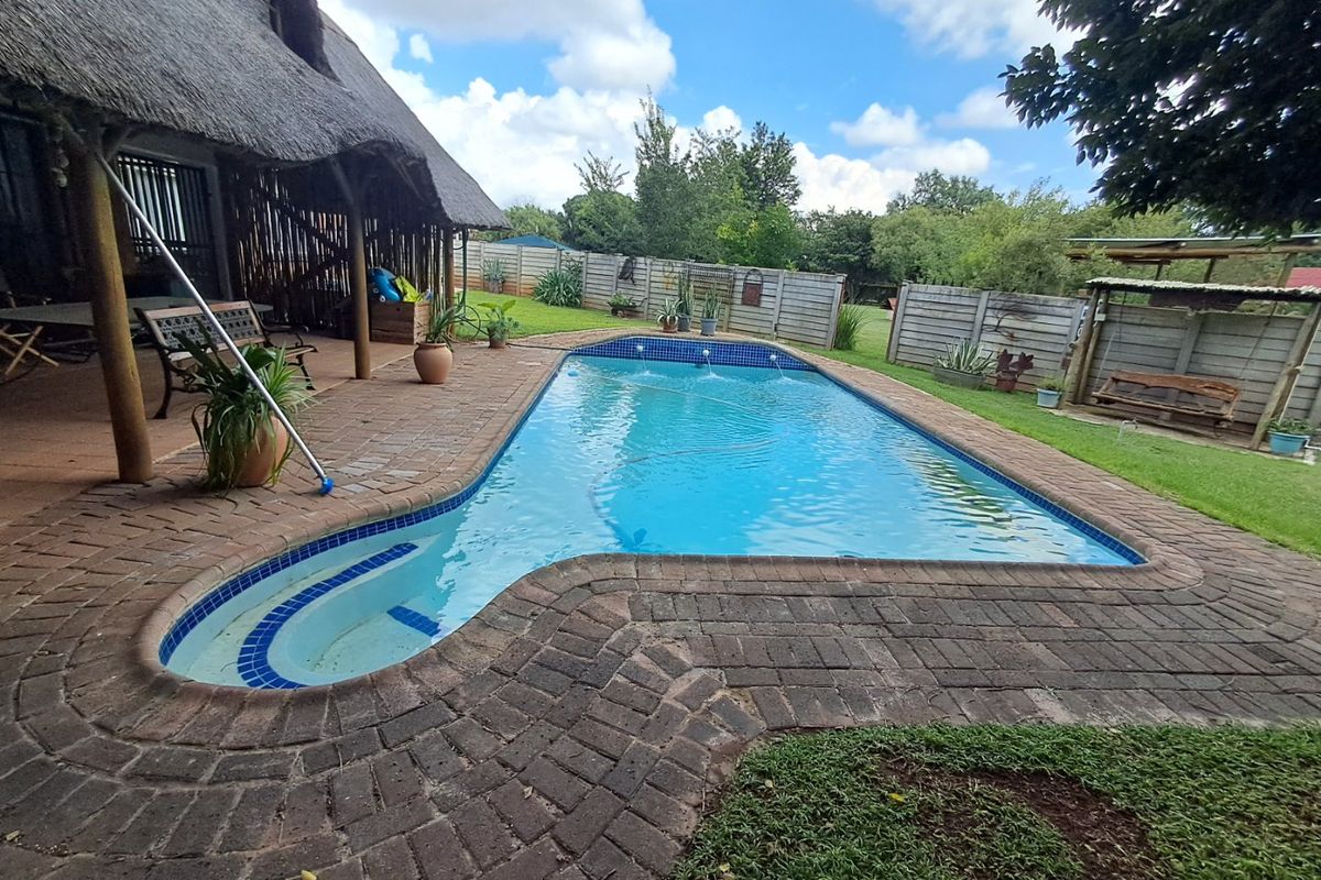 Spacious 5-Bedroom Home with Pool & Extra Features! - Photo 3