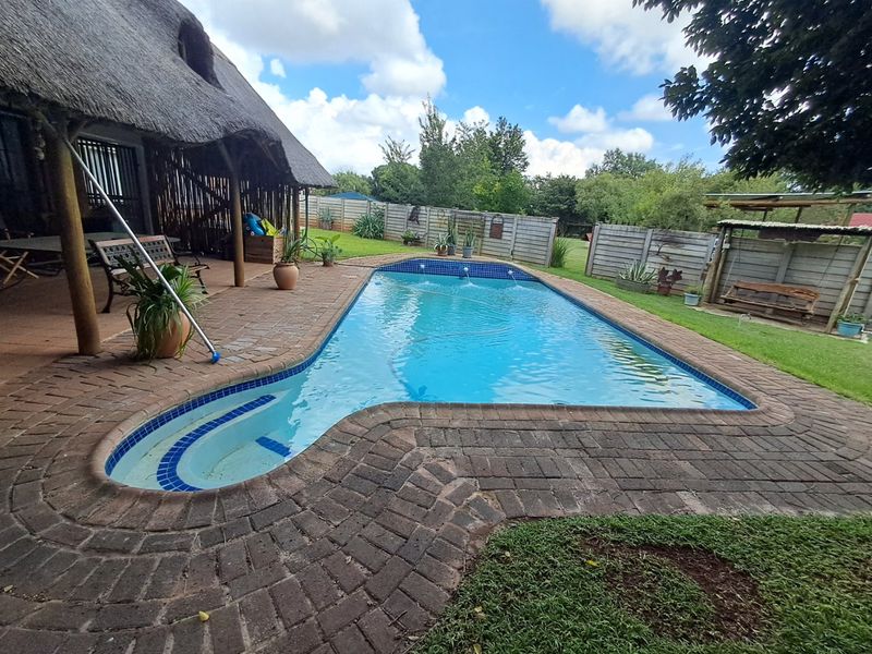 Spacious 5-Bedroom Home with Pool & Extra Features! - Photo 3