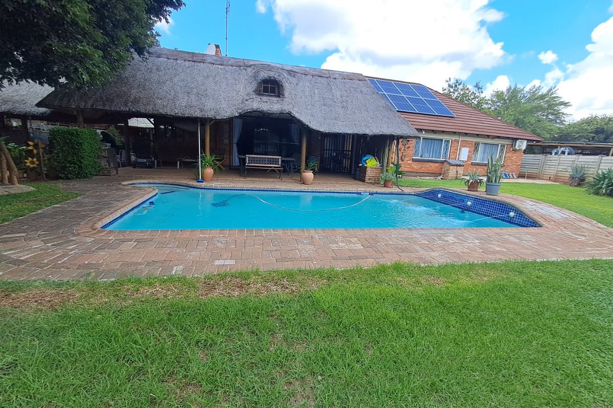 Spacious 5-Bedroom Home with Pool & Extra Features! - Photo 2