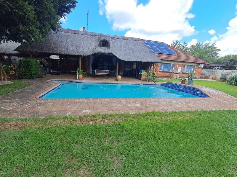 Spacious 5-Bedroom Home with Pool & Extra Features! - Photo 2