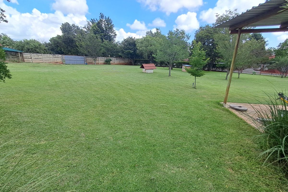 Spacious 5-Bedroom Home with Pool & Extra Features! - Photo 4