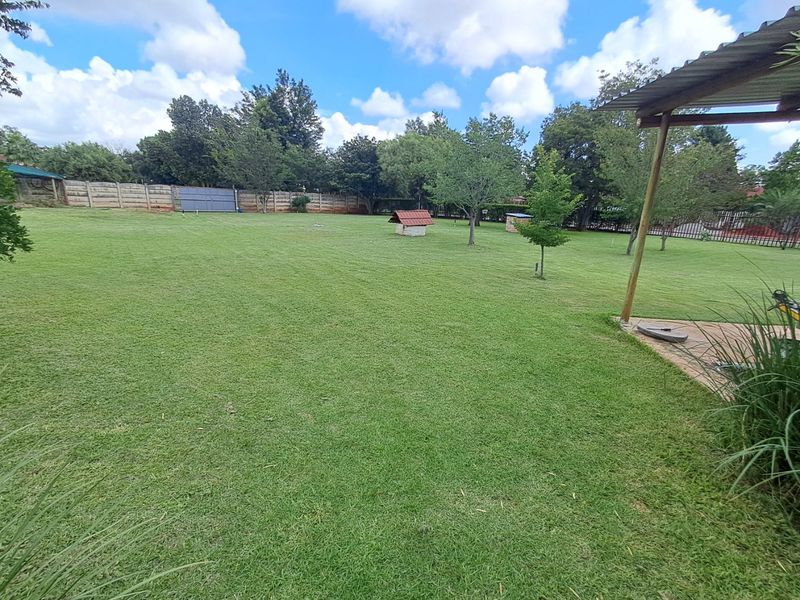 Spacious 5-Bedroom Home with Pool & Extra Features! - Photo 4
