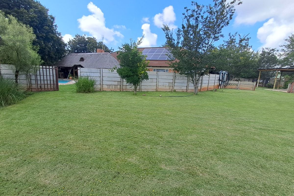 Spacious 5-Bedroom Home with Pool & Extra Features! - Photo 5