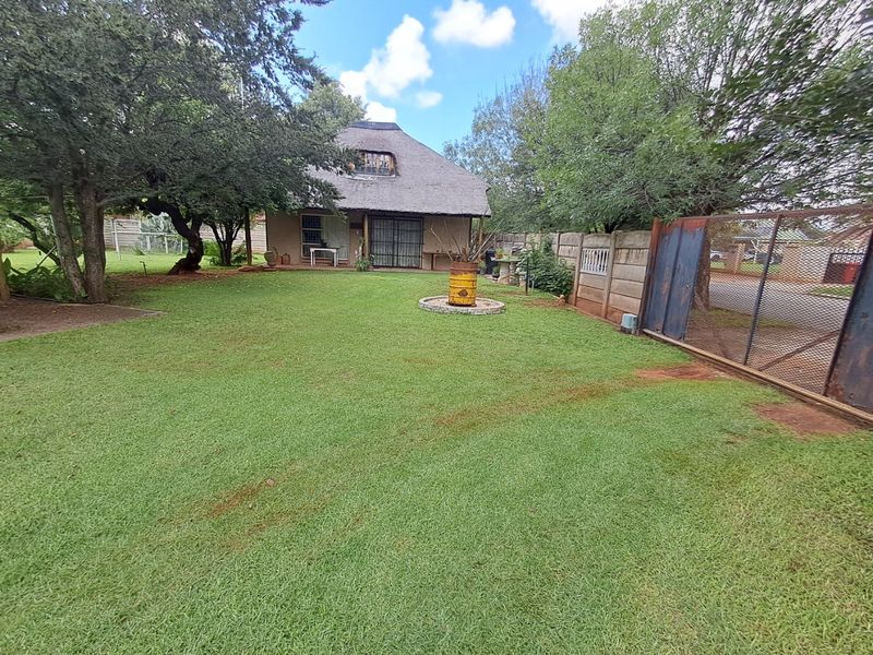 Spacious 5-Bedroom Home with Pool & Extra Features! - Photo 10