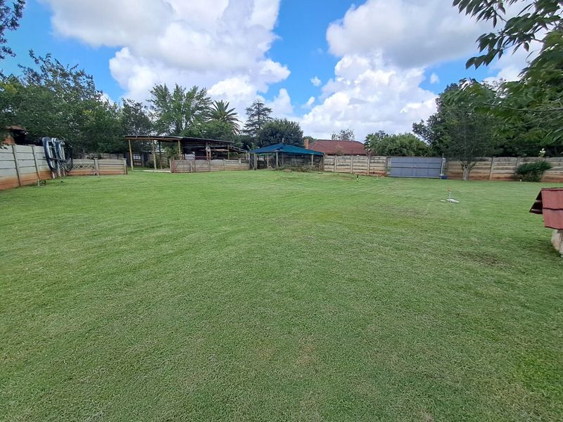 Spacious 5-Bedroom Home with Pool & Extra Features! - Photo 6