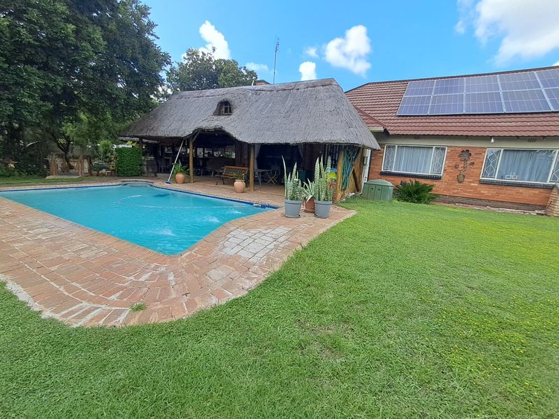 Spacious 5-Bedroom Home with Pool & Extra Features! - Photo 1