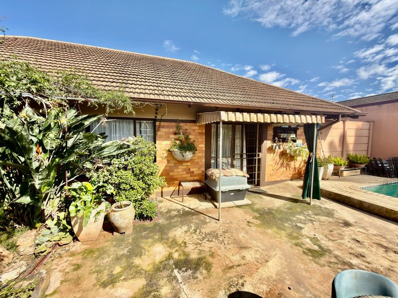 Family home with pool and flatlet in Stilfontein - Photo 2