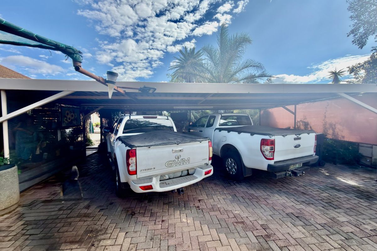 Family home with pool and flatlet in Stilfontein - Photo 3