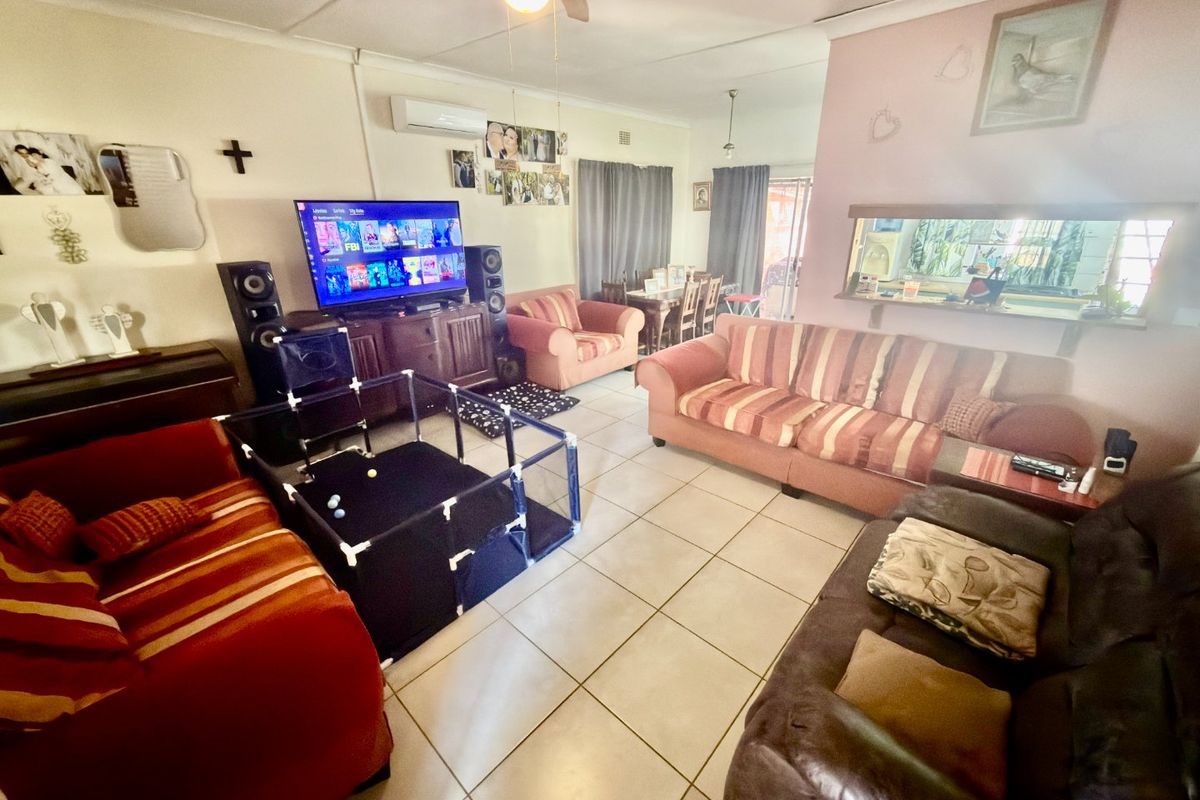Family home with pool and flatlet in Stilfontein - Photo 4