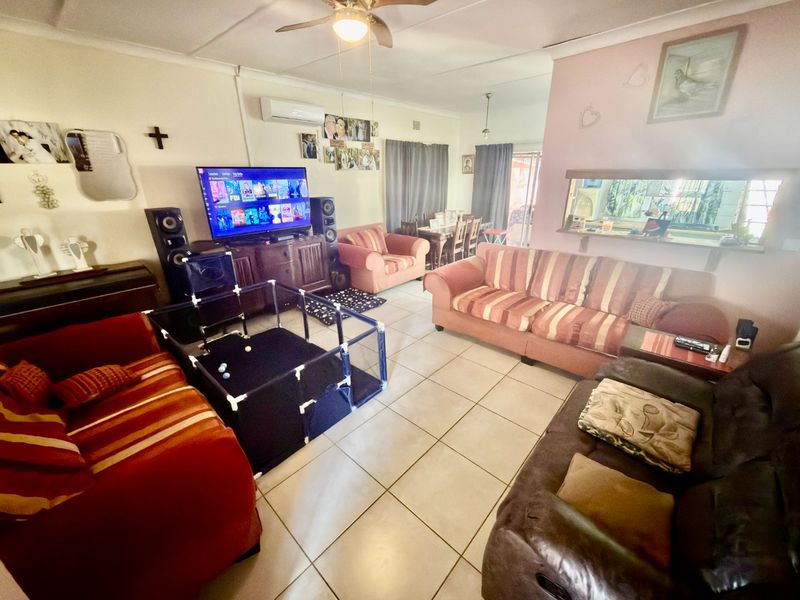 Family home with pool and flatlet in Stilfontein - Photo 4