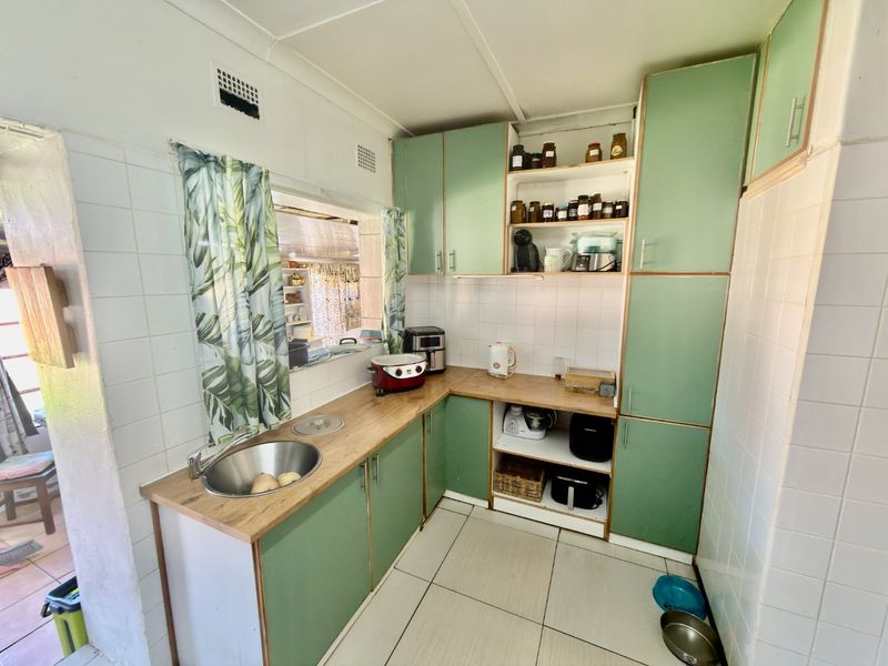 Family home with pool and flatlet in Stilfontein - Photo 8