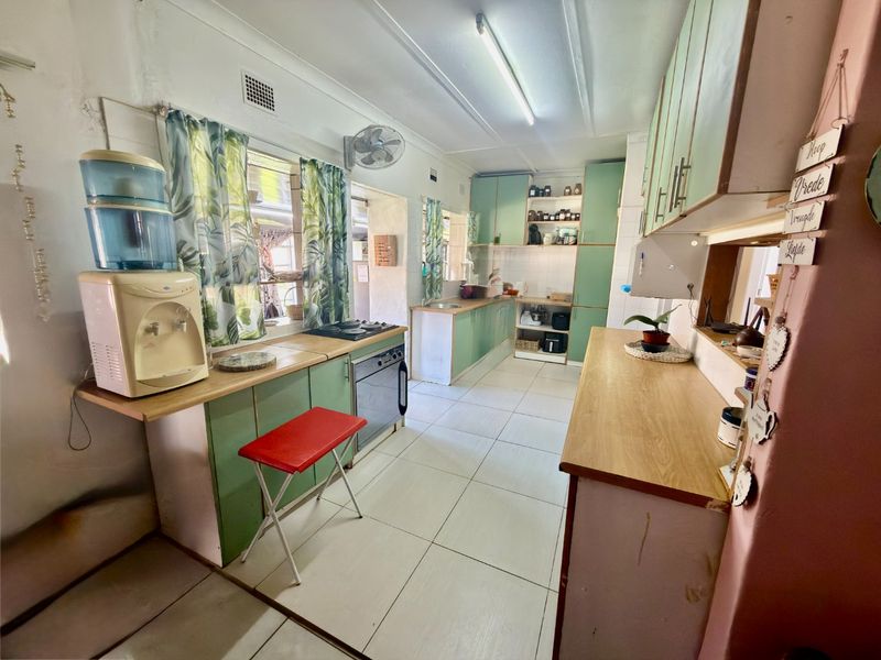 Family home with pool and flatlet in Stilfontein - Photo 5