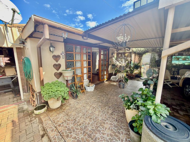 Family home with pool and flatlet in Stilfontein - Photo 1