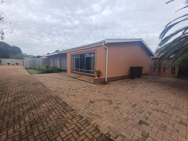 4 Bedroom House for sale in Meiringspark - Photo 3