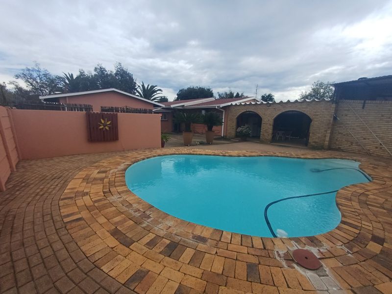 4 Bedroom House for sale in Meiringspark - Photo 2