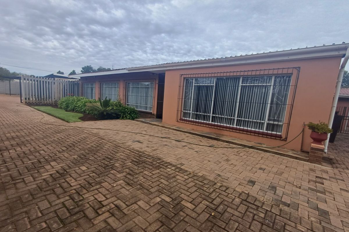 4 Bedroom House for sale in Meiringspark - Photo 5