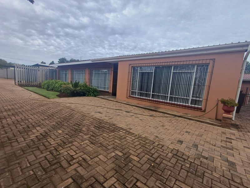 4 Bedroom House for sale in Meiringspark - Photo 5