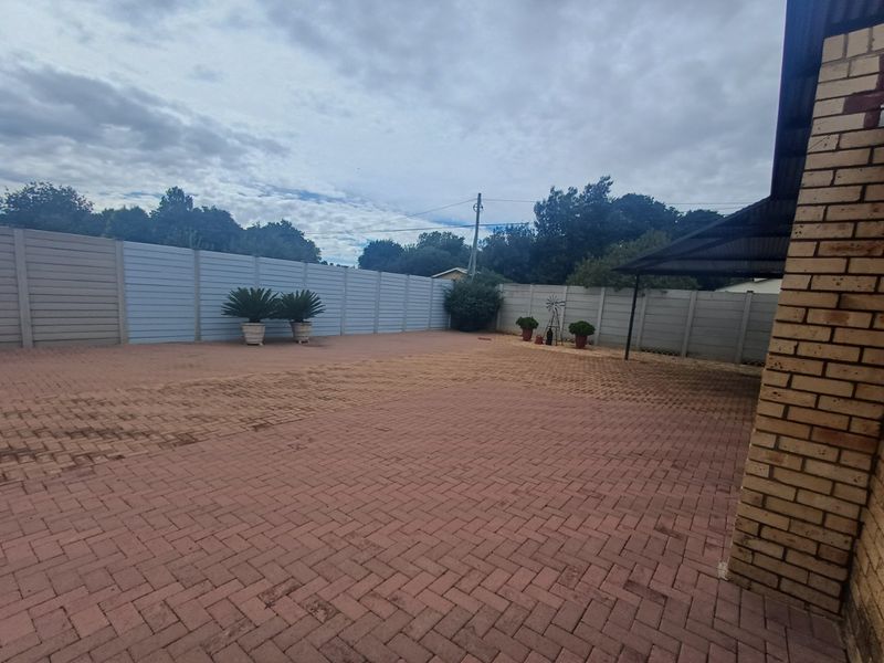 4 Bedroom House for sale in Meiringspark - Photo 10