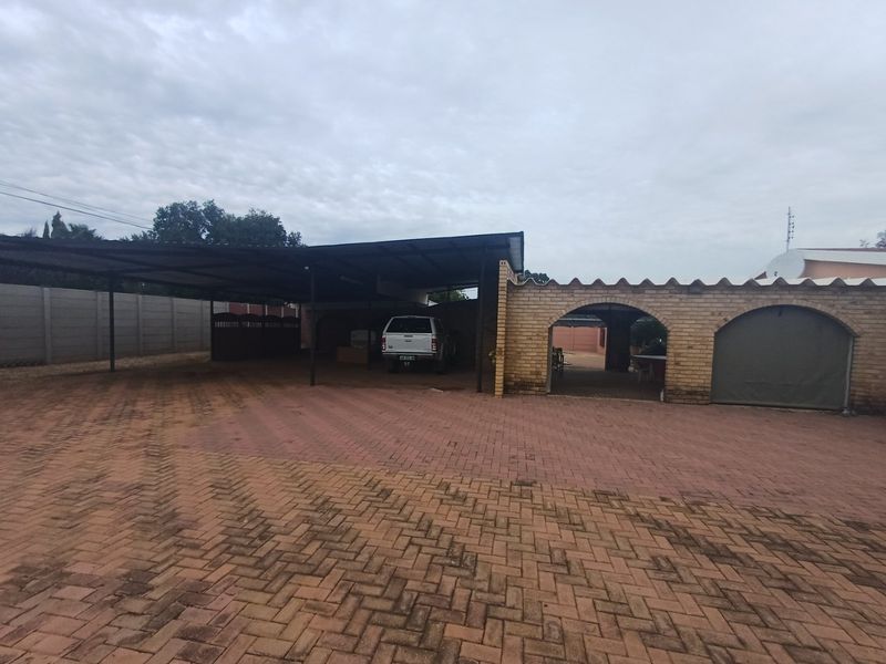 4 Bedroom House for sale in Meiringspark - Photo 7