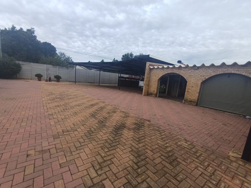 4 Bedroom House for sale in Meiringspark - Photo 6