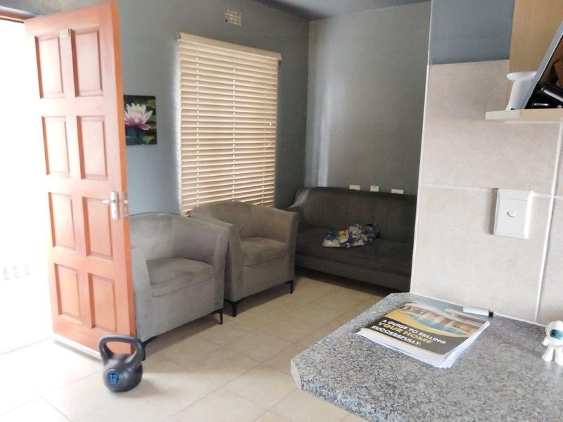 Lovely 2 Bedroom Duplex in Avon Gardens,  Elsies River - Photo 5