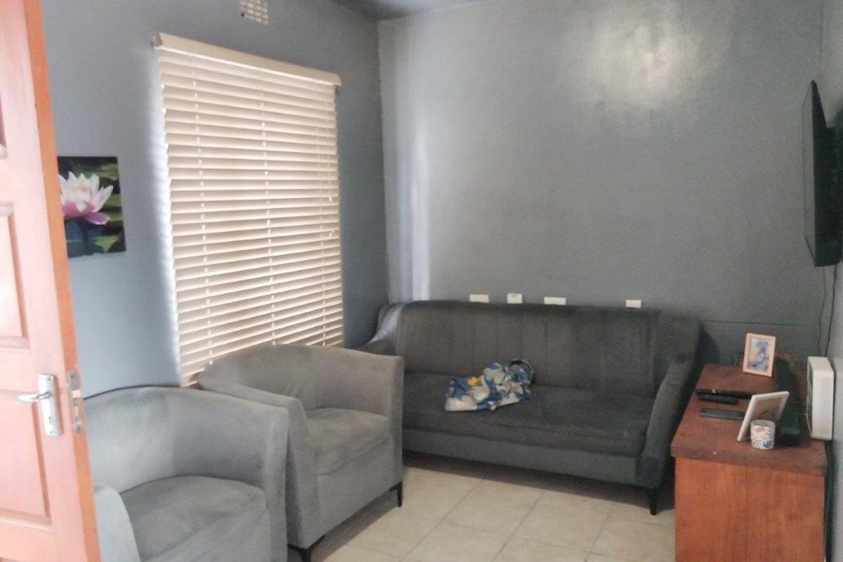 Lovely 2 Bedroom Duplex in Avon Gardens,  Elsies River - Photo 2