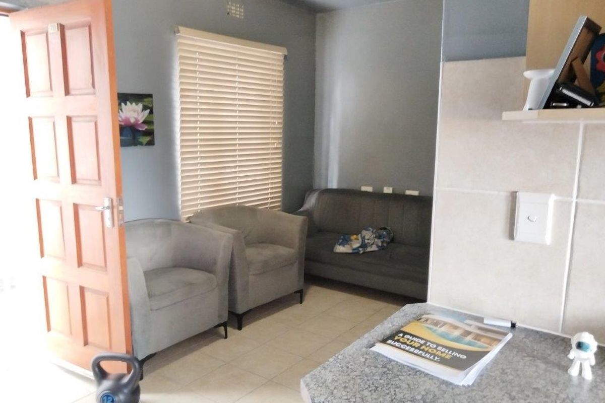 Lovely 2 Bedroom Duplex in Avon Gardens,  Elsies River - Photo 3