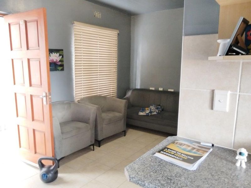Lovely 2 Bedroom Duplex in Avon Gardens,  Elsies River - Photo 3