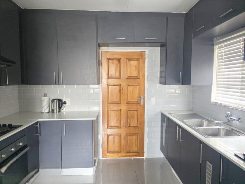 Charming 3 Bed 2 bath Home in Blue Hills  - Photo 4