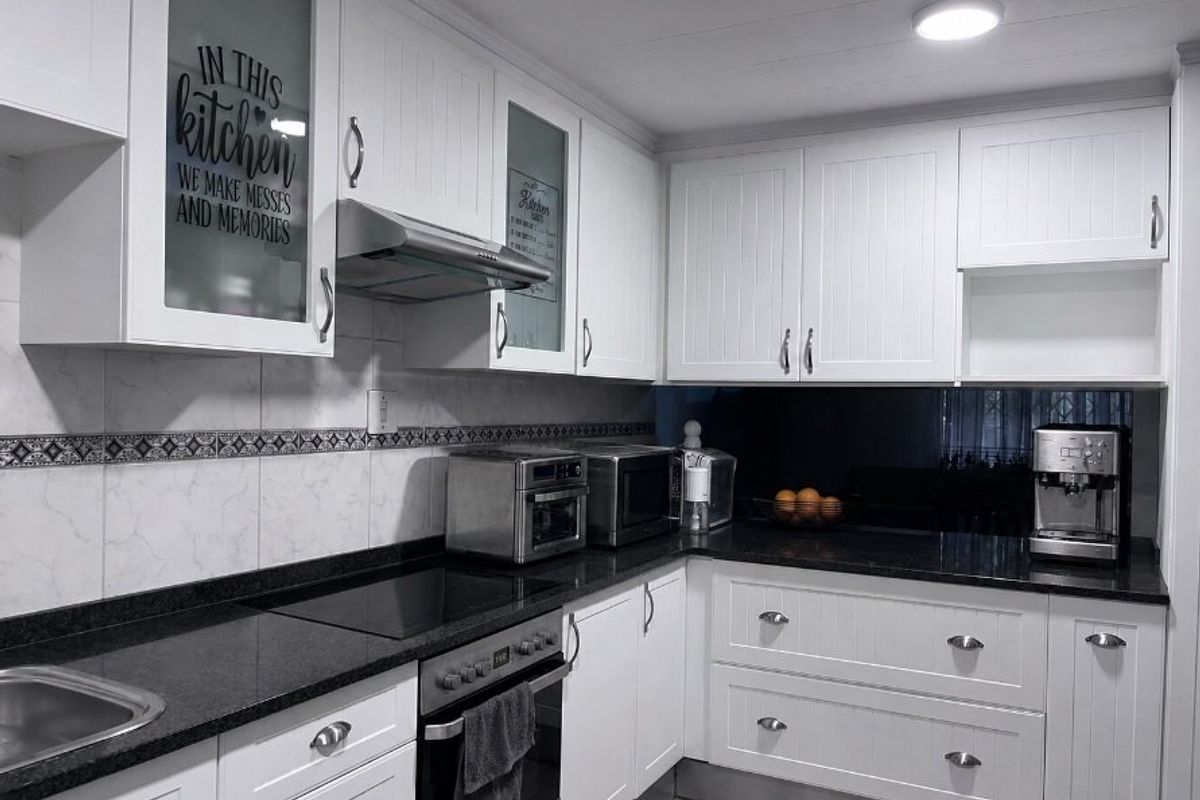 Chic townhouse with flowing living spaces, laminated floors and a beautiful white kitchen in Vanderbijlpark - Photo 3
