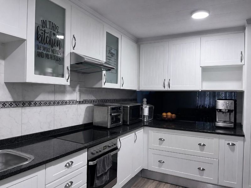 Chic townhouse with flowing living spaces, laminated floors and a beautiful white kitchen in Vanderbijlpark - Photo 3