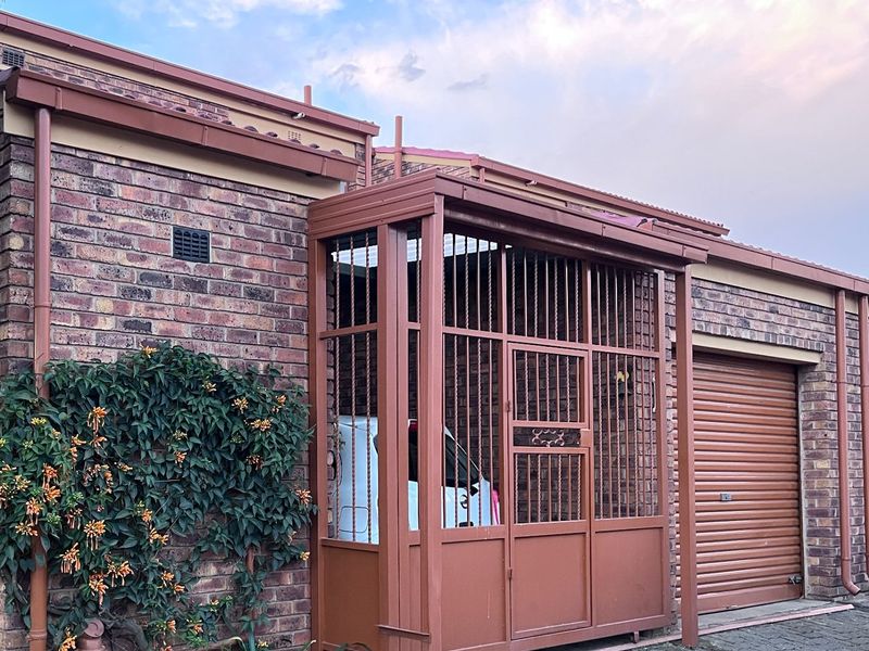 Chic townhouse with flowing living spaces, laminated floors and a beautiful white kitchen in Vanderbijlpark - Photo 2