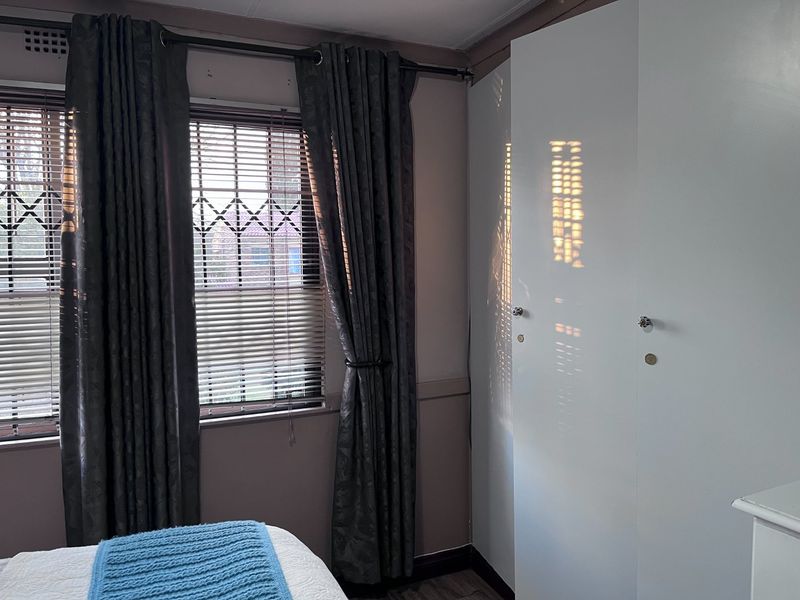 Chic townhouse with flowing living spaces, laminated floors and a beautiful white kitchen in Vanderbijlpark - Photo 10