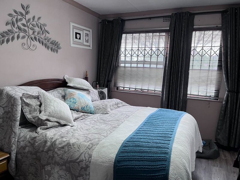 Chic townhouse with flowing living spaces, laminated floors and a beautiful white kitchen in Vanderbijlpark - Photo 9