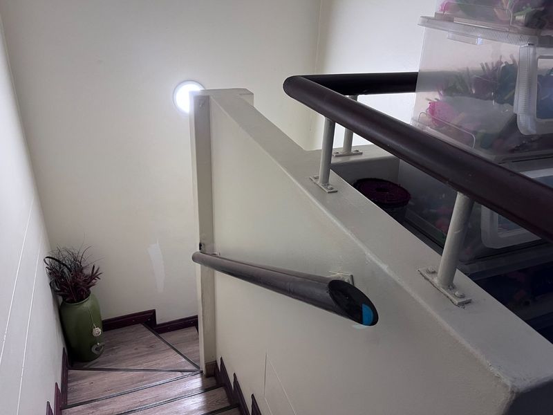 Chic townhouse with flowing living spaces, laminated floors and a beautiful white kitchen in Vanderbijlpark - Photo 8