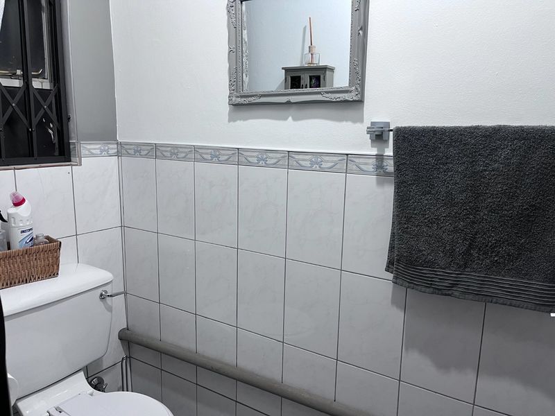 Chic townhouse with flowing living spaces, laminated floors and a beautiful white kitchen in Vanderbijlpark - Photo 7