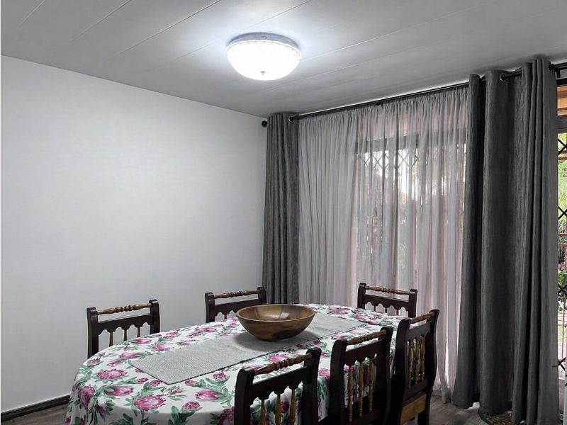 Chic townhouse with flowing living spaces, laminated floors and a beautiful white kitchen in Vanderbijlpark - Photo 6