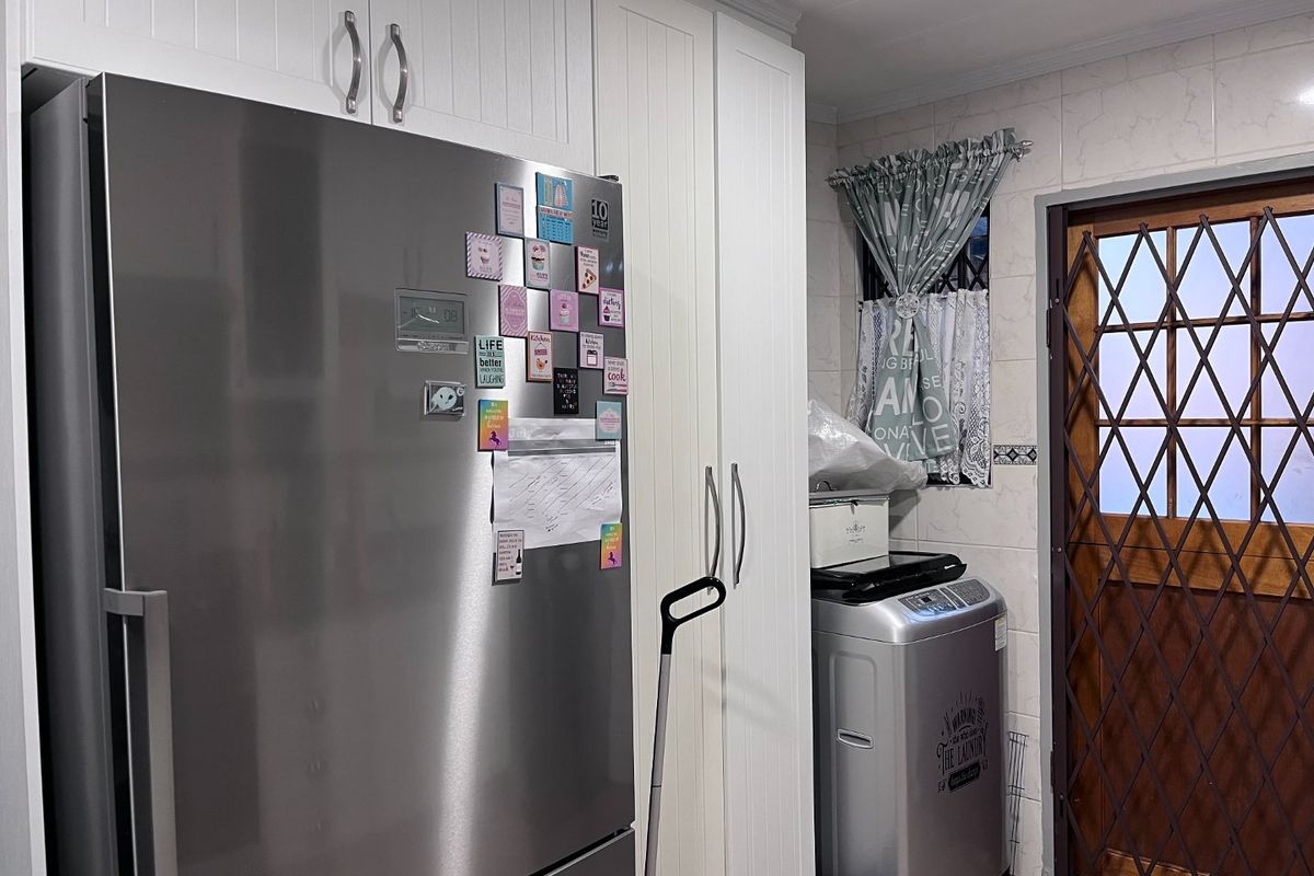 Chic townhouse with flowing living spaces, laminated floors and a beautiful white kitchen in Vanderbijlpark - Photo 5