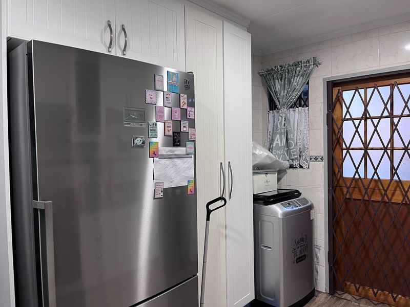 Chic townhouse with flowing living spaces, laminated floors and a beautiful white kitchen in Vanderbijlpark - Photo 4