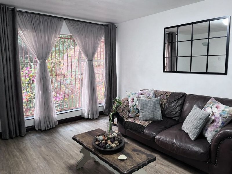 Chic townhouse with flowing living spaces, laminated floors and a beautiful white kitchen in Vanderbijlpark - Photo 5