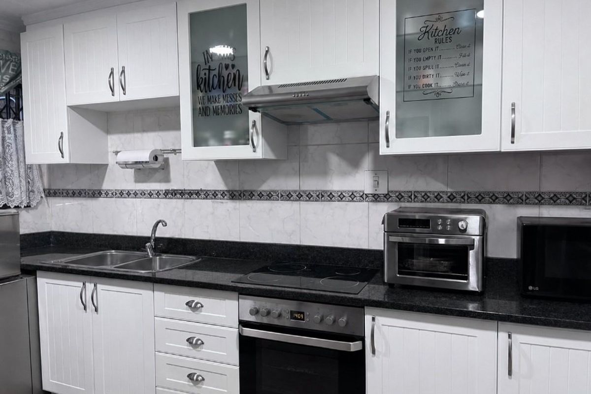 Chic townhouse with flowing living spaces, laminated floors and a beautiful white kitchen in Vanderbijlpark - Photo 4