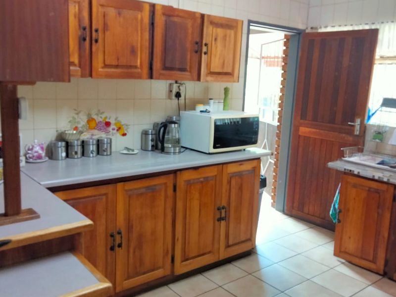 Spacious 3-Bedroom Family Home with Pool and Flatlet for sale in Valhalla - Photo 10