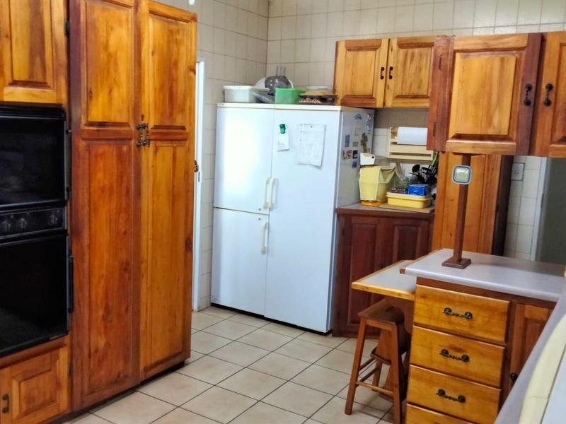 Spacious 3-Bedroom Family Home with Pool and Flatlet for sale in Valhalla - Photo 9