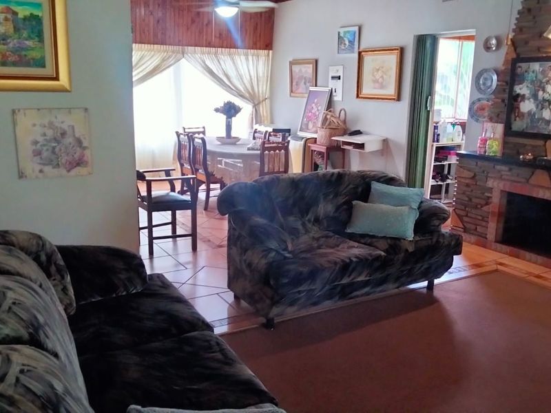 Spacious 3-Bedroom Family Home with Pool and Flatlet for sale in Valhalla - Photo 7