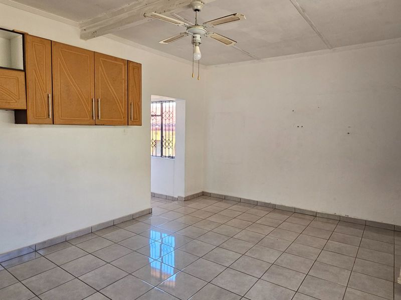 2 BEDROOM UNIT TO LET  - Photo 2