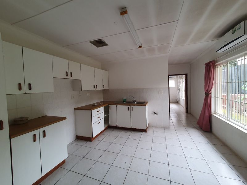 5-Bedroom Home with Sea Views & Income-Generating Flatlet - Photo 10