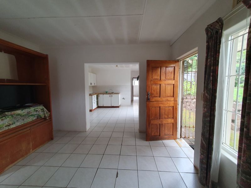 5-Bedroom Home with Sea Views & Income-Generating Flatlet - Photo 9